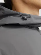 Campera gris con capucha ajustable con cordón, cierre frontal con cremallera, bolsillos delanteros con cierre y puños de canalé.
