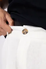 Bermudas color beige de lino, con cintura elástica y bolsillos laterales.