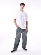 Remera gris de corte oversized, cuello redondo y mangas cortas. 