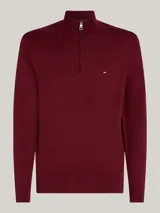 Sweater de punto color borgoña con cuello perkins y cierre de cremallera de un cuarto. Logo de Tommy Hilfiger bordado en el pecho. Confeccionado en algodón.