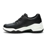 Zapatillas urbanas de cuero negro con suela chunky blanca y cordones negros.