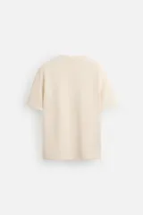 Camiseta de hombre de corte relaxed fit, confeccionada en tejido de algodón compacto con estructura piqué. Presenta cuello redondo y mangas cortas.