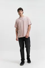 Remera manga corta color rosa con estampado de texto en el pecho.