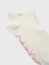 Pack de tres pares de medias tobilleras de punto, en colores gris topo, rosado y blanco. Todas las medias llevan el logo de Calvin Klein estampado en tono claro.