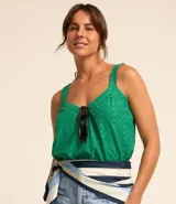 Blusa corta color verde esmeralda, con escote en pico y tirantes medianos con abalorios. Confeccionada en tejido laise texturizado y elástico en la espalda.