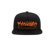 Gorra negra con visera plana y logo Thrasher en color naranja.