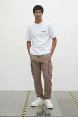 Remera blanca de corte holgado con cuello redondo y estampado pequeño con la frase "New York" en el pecho.