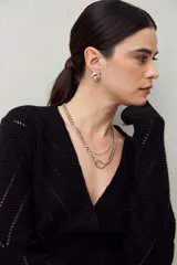 Sweater negro de tejido de punto calado, con escote en V cruzado y mangas largas.