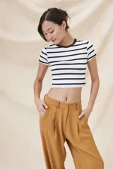 Remera corta blanca con rayas horizontales negras, cuello redondo y mangas cortas.