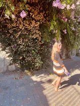 Vestido corto tejido en hilado de algodón con rayas horizontales en negro, tostado y blanco.