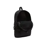 Mochila Vans negra con logo blanco en la parte superior, bolsillo frontal con cierre y cordones elásticos cruzados. Cuenta con dos bolsillos laterales y correas acolchadas ajustables.