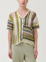 Sweater de crochet multicolor con cuello camisero, manga corta y cierre frontal con botones.