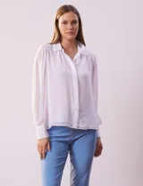 Camisa celeste de gasa, marca Tahari. Cuello con solapa y abertura central con botones ocultos. Manga larga abullonada con puño y botones. Forro de gasa a tono.