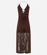 Vestido largo marrón de malla de poliéster con elastano, escote halter, espalda abierta, breteles finos y textura agujerada con forro.