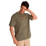 Remera verde militar de algodón, corte holgado, con cuello redondo y logo de Caterpillar estampado en color naranja en el pecho.