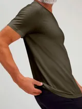 Camiseta gris oscuro de manga corta con cuello en V.