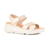 Sandalias bajas color gris con plataforma texturizada, doble tira en el empeine y tira trasera con ajuste de velcro.