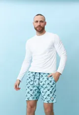 Bermuda de hombre azul con estampado de flores blancas y cordón ajustable en la cintura.