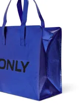 Bolso tipo shopper color azul metalizado con degradé a azul oscuro, con asas cortas y logo "ONLY" estampado en negro.