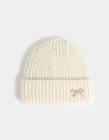 Gorro de lana color crema con detalle de moño bordado en el lateral.