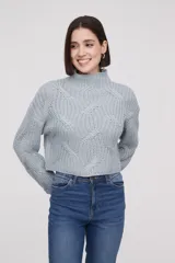 Sweater de punto color celeste, con cuello alto y diseño texturizado, de manga larga y corte ajustado.