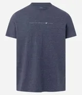 Remera azul de corte recto, con cuello redondo y mangas cortas. Estampa frontal con la frase 'Tropicalmente Livre' y un diseño de ola. Confeccionada en algodón y poliéster.