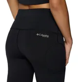 Calza larga de mujer, color negro, marca Columbia modelo PFG Open Water Legging. Confeccionada en tejido elástico con tecnología Omni-Wick™ para absorción de la humedad y Omni-Shade™ Broad Spectrum UPF 50 para protección solar. Cuenta con cintura de compresión, bolsillo interior y entrepierna de 27 pulgadas.
