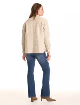 Chaqueta tipo camisa (shacket) de eco cuero color beige, con diseño acolchado en rombos, cuello camisero, botones frontales y dos bolsillos de parche en el pecho.