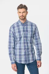 Camisa de hombre a cuadros rojos, azules y blancos, de manga larga y corte clásico.