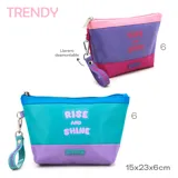 Cartuchera con diseño de bloques de color rosa y violeta, con cierre superior y correa de mano.