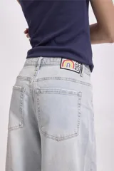 Pantalón de jean celeste claro, de corte ancho y tiro alto.