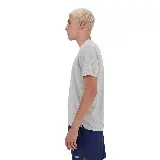 Camiseta deportiva gris de manga corta, con logo de New Balance en el pecho y tecnología NB ICEx de secado rápido.