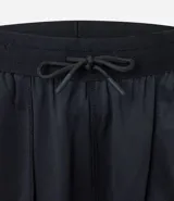 Bermuda deportiva negra con tecnología Dry, cintura elástica con cordón interno, bolsillos laterales y estampado de letras en el lateral.