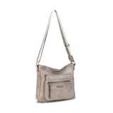 Bandolera color gris con correa regulable a tono. Tiene cierre superior, bolsillos frontales con cierre, tres bolsillos internos y un bolsillo trasero.