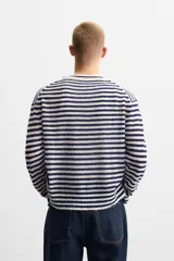 Jersey de punto con rayas horizontales en azul marino y blanco, cuello redondo y manga larga.