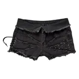 Short de jean negro con tachas y detalle de cordones cruzados en el lateral izquierdo.