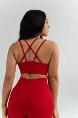 Short ajustado de color rojo con frunce en la parte trasera.