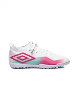 Championes de fútbol Umbro Vibe TF, color blanco con detalles en turquesa y fucsia.