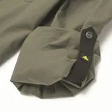 Camisa de popelina verde con cuello abotonado, cierre frontal con botones, bolsillo de parche en el pecho izquierdo, mangas largas con trabillas para enrollar y dobladillo camisero.