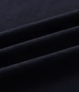 Remera relaxed de algodón color negro, con estampado frontal de diseño tribal y la frase "Silent Chaos" en blanco.