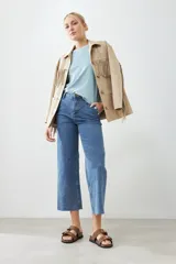 Pantalón jean culotte de tiro alto, color azul medio, con bolsillos delanteros y traseros, y botones metálicos.