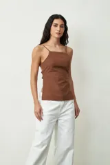 Musculosa negra de breteles finos y escote cuadrado.