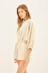 Short de calce relajado confeccionado en jacquard con hilos de colores y bolsillos laterales.