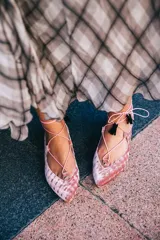 Bailarinas de terciopelo de seda rosa con diseño anudado al tobillo, trasera de terciopelo negro y borlas de ante negro. Incluye plantilla de piel y plantilla extra de lana intercambiable.