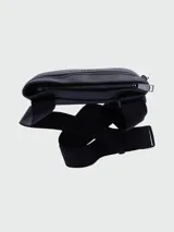 Bolso bandolera BOSS de piel sintética color negro, con correa ajustable y logo estampado en el frente.
