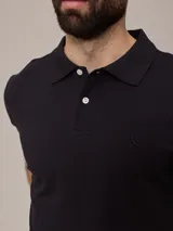 Chomba azul marino de piqué de algodón con cuello clásico y tapeta de dos botones. Logo bordado en el pecho. Corte clásico.