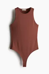 Body colaless marrón de punto elástico suave con escote redondo y botones a presión ocultos en la entrepierna.