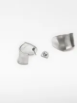 Par de aros metálicos plateados con diseño irregular y cierre de broche.