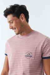 Remera de hombre a rayas con bolsillo y logo estampado, de manga corta y corte regular.