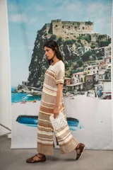 Vestido largo de tejido calado con rayas horizontales en color crudo, azul marino y rojo. Tiene tajo lateral y logo bordado en la manga.